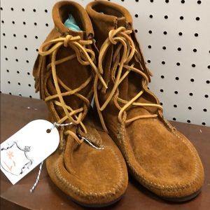 MINNETONKA MOCCASINS